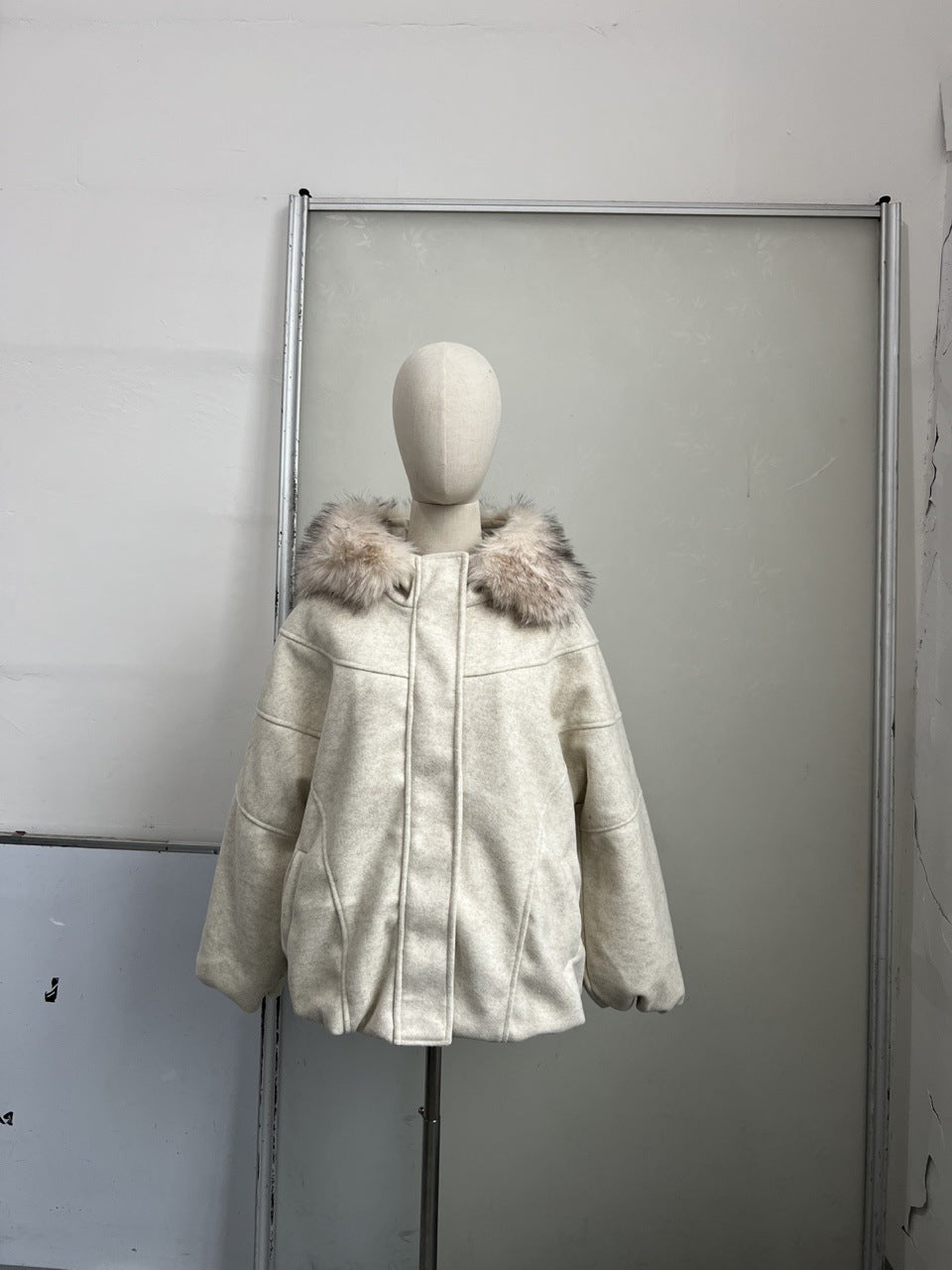 Womens Stylish Woolen Coat With A Big Fur Collar And Zipper
