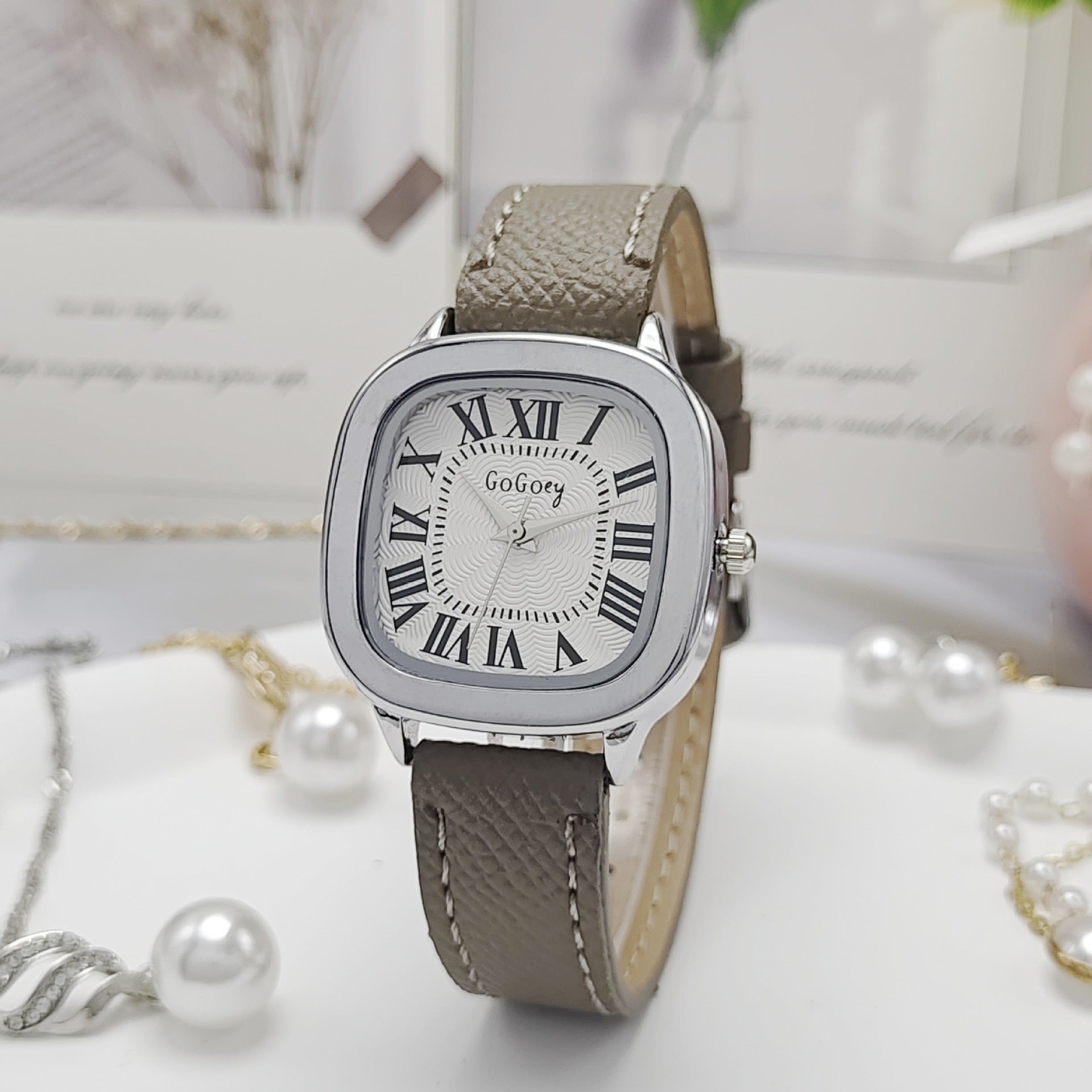 Retro Roman Dial Leather Strap Watch For Women
