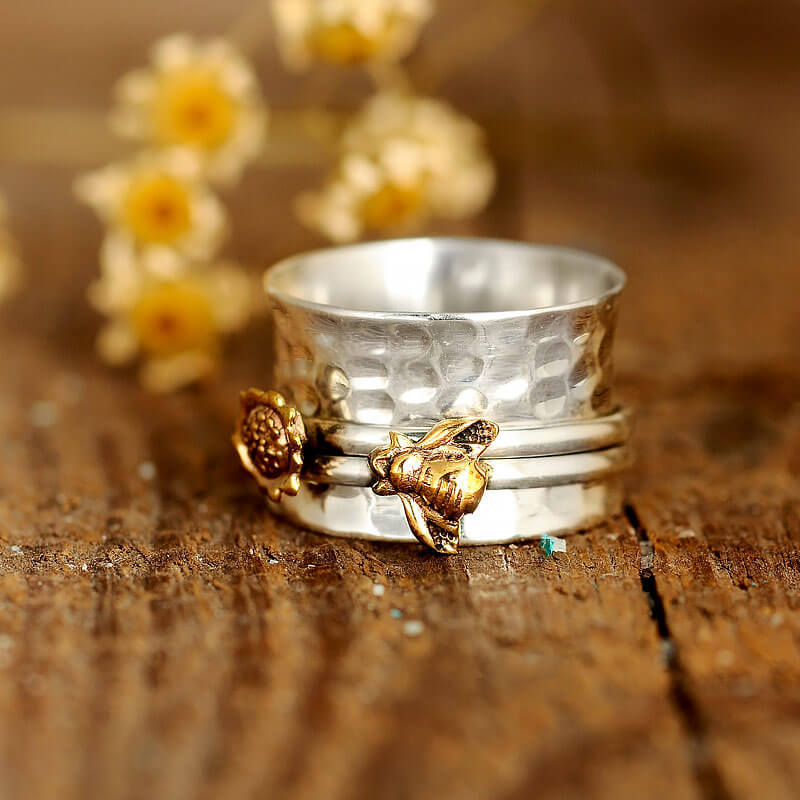 Minimalist Personalized Two-Tone Rotatable Bee And Flower Ring