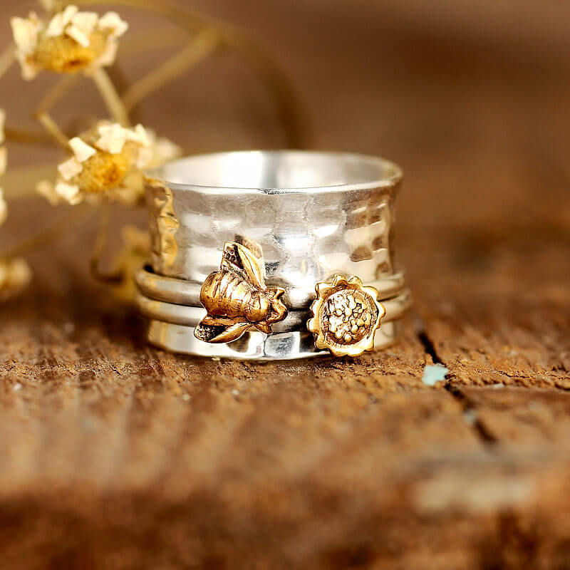 Minimalist Personalized Two-Tone Rotatable Bee And Flower Ring
